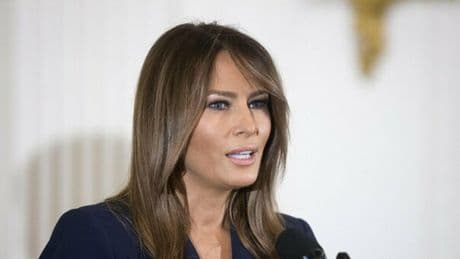 Melania Trump, la lettera a Putin sui bambini rapiti in Ucraina: Donald consegna la missiva allo zar durante il vertice in Alaska