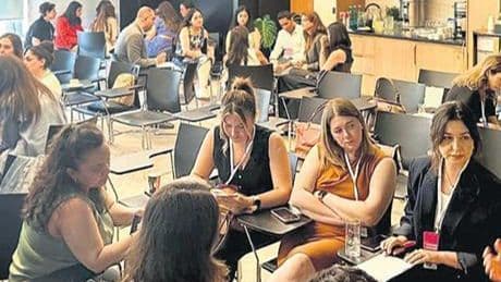 İşe ara veren kadın yeniden katılabilir
