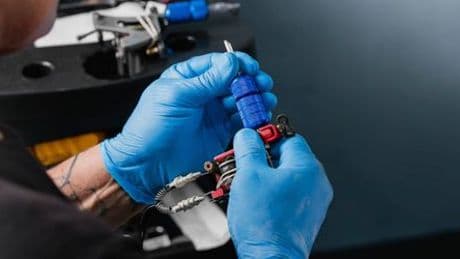 Hessen: Mitarbeiter in Gefängnissen dürfen ab jetzt Tattoos zeigen