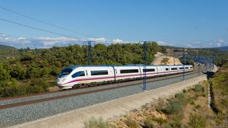 Vibraba tanto que "se salía el agua del váter". Renfe tiene un problema en Cataluña y el AVE de Lleida es solo el último ejemplo