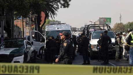 Asesinan a tiros desde una motocicleta a la secretaria y un asesor de la alcaldesa de Ciudad de México: los autores, huidos