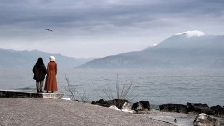 «La luce nella crepa»:  il cortometraggio che dà voce ai caregiver, eroi silenziosi