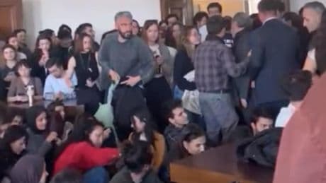 İTÜ Mimarlık Fakültesinde, diploma iptalinde imzası olan bölüm başkanını protesto: Güvenlik eşliğinde salonu terk etti