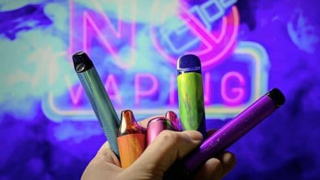 Importeur van verboden vapes-vloeistoffen betrapt: tienduizenden flesjes ontdekt in Zuid-Holland