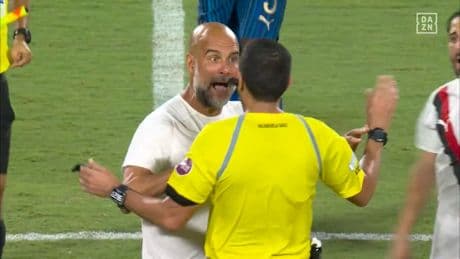Pep Guardiola se fue a por el árbitro y se encaró con él