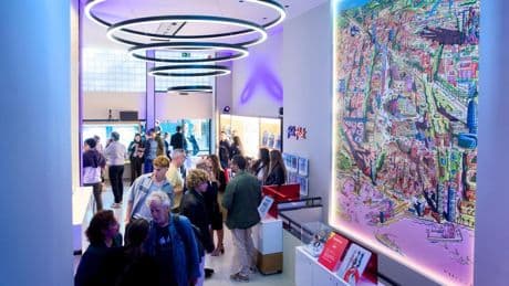 Swatch celebra la llegada del Scubaqua y su efecto medusa en el paseo de Gràcia