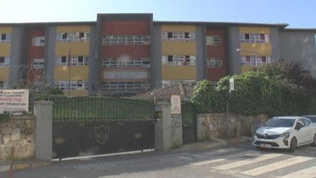 Sultanbeyli'de korkunç olay! Okul bahçesinde arkadaşını bıçakladı