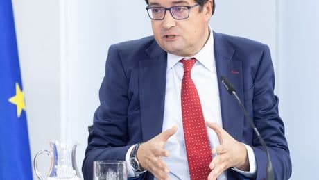 Óscar López usa un gráfico manipulado para atacar a Ayuso
