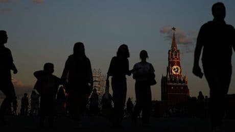 Kuschelsitze im Kino, mehr Miniröcke, Sex im Büro – Wie Russland das Demografie-Problem lösen will