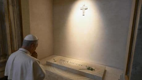 El papa León XIV acude a la tumba de Francisco, su antecesor, tras visitar por sorpresa un santuario agustino