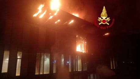 Incendio a Milano, donna di 48 anni si butta dal quinto piano per fuggire e muore