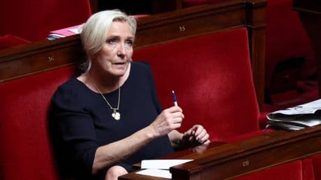 Marine Le Pen dénonce un budget «indigne» et menace de «censure»