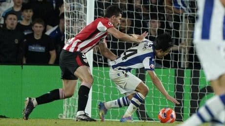 Kubo pide penalti en una jugada en la que pisa a Vivian