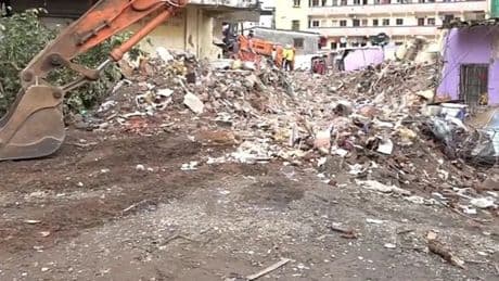 Hindistan’da bina yerle bir oldu: 15 kişi can verdi