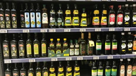Plastifiants et hydrocarbures retrouvés dans l’huile d’olive vendue en supermarché, alerte 60 millions de consommateurs