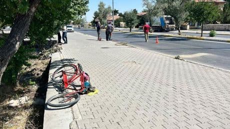 Otomobilin çarptığı bisiklet sürücüsü öldü