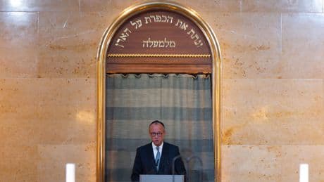 »Importierter Antisemitismus« | Bauhaus-Synagoge in München: Und der Kanzler weinte