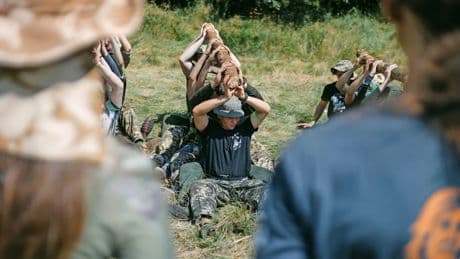 Kinder in der Ukraine: Strammstehen oder sprechen – zwei Sommerlager, zwei Wege durch den Krieg