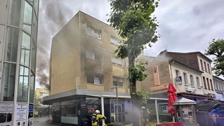 Flammen: Feuerwehr rettet zehn Erwachsene und zwei Kinder mit Leitern