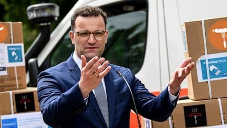 Als Wiedergutmachung – Spahn bestellt 5,8 Milliarden Bratwürste