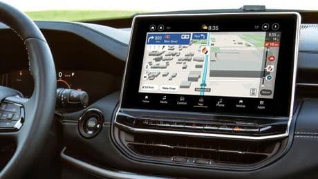 Stellantis lancia 4screen: la guida con servizi di mobilità in tempo reale