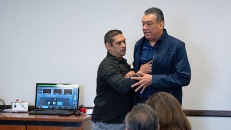 Eklat in Los Angeles - US-Senator aus Pressekonferenz gezerrt
