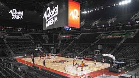 La plantilla femenina del Valencia Basket estrena la pista del Roig Arena