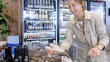 Pronken met dure boodschappen zoals boter voor €17 en brood voor €9: ’Kwart salaris naar eten en drinken’