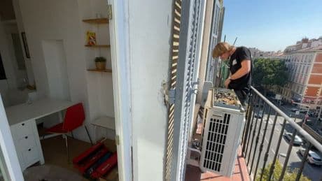"Ça explose", "je fais 16 heures par jour en ce moment"... Les réparateurs de clim' et de chambres froides croulent sous la demande