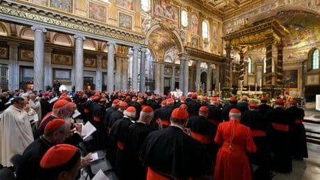 Conclave, gli orari delle fumate (nera o bianca): quando arriverà la prima e quando ci sarà l'annuncio del nuovo Papa