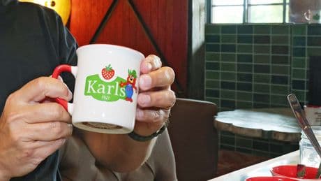 Brad Pitt trank daraus - Karls Erdbeerhof und die geklauten Tassen