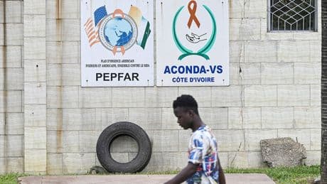 En Côte d’Ivoire, les séropositifs victimes des coupes de Donald Trump