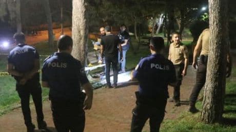 Parkta kalbinden bıçaklanarak öldürüldü
