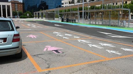 Vandalizan los pictogramas de las polémicas plazas de aparcamiento para mujeres en León
