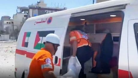 Gaza, il dramma della pediatra: uccisi in un raid 9 dei suoi 10 figli. Ferito il marito, anche lui medico