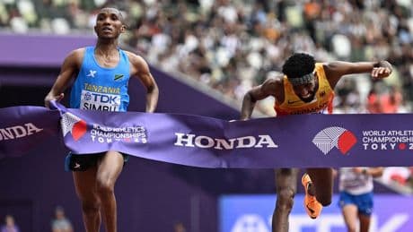 Spectaculaire marathonhfinish: Tanzaniaan Simbu wint met 0,03 seconde verschil