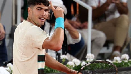 Alcaraz supera a un gran Dzumhur en cuatro sets y ya está en octavos de Roland Garros