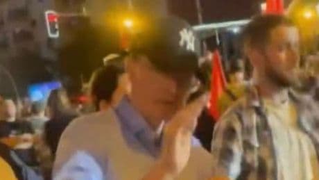 „Faschistenschwein!“ - Lauterbach muss vor Demo-Chaoten fliehen