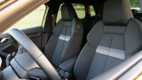 Kein Flaschenöffner im Auto: Mit diesem Gurt-Trick geht es trotzdem