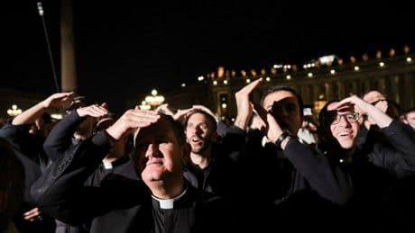 Fumée noire sur le Vatican : Rome retient son souffle pour un conclave indécis
