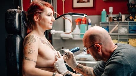 Brustwarzen-Tattoos für Krebs-Patientinnen - „Ich fühle mich jetzt nicht mehr so entstellt“