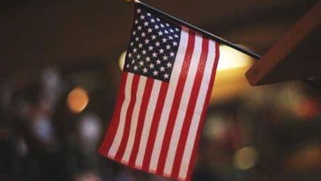 Trump firma una orden para procesar a quienes quemen la bandera de EEUU