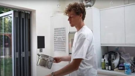 Sinner, dal relax prima della semifinale con Djokovic ai suoi segreti in cucina: il video inedito dei suoi giorni a Wimbledon
