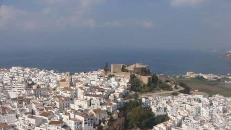 Uno de los pueblos costeros más impresionantes de Granada: poco conocido y dominado por una fortaleza