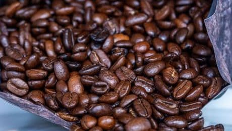 Kaffee: Supermärkte müssen ihn aus Angst vor Ladendieben in Vitrinen sperren