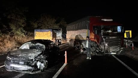 Bilecik'te zincirleme trafik kazası: 2 çekici ve 3 otomobil birbirine girdi
