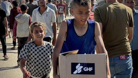 Paralizado el sistema de ayuda en Gaza tras la invasión del centro de reparto por una multitud