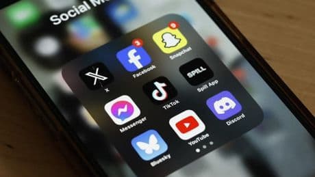 "Il s'agit de protéger nos enfants": le Premier ministre néo-zélandais veut interdire les réseaux sociaux aux moins de 16 ans
