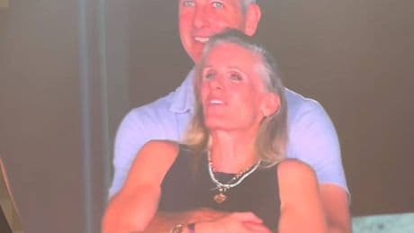 Coldplay, sospesi dal lavoro gli amanti sorpresi dalla Kiss cam
