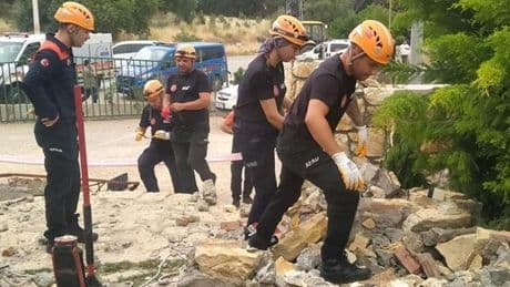 İzmir'de düğün salonunun dekoratif beton kemer yıkıldı: Doktor öldü, eşi yaralandı